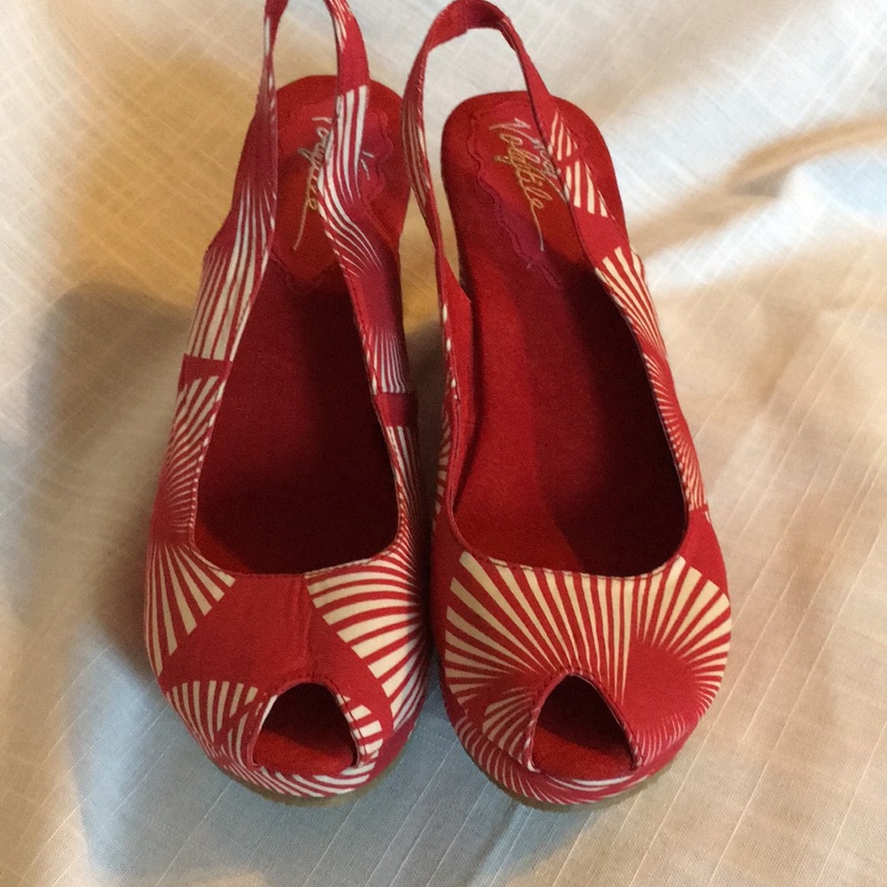 Like New Very Volatile Platform Shoes Sz 10